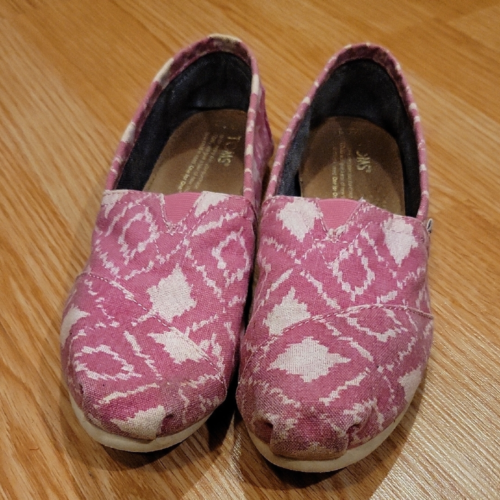 TOMS Women's 7.5 Flats Geometric Pink And White